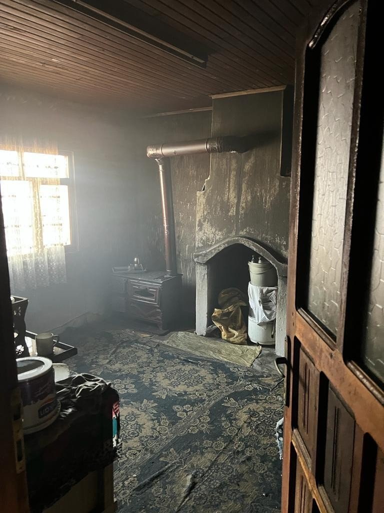 Manisa’da çıkan yangında ev kullanılamaz hale geldi