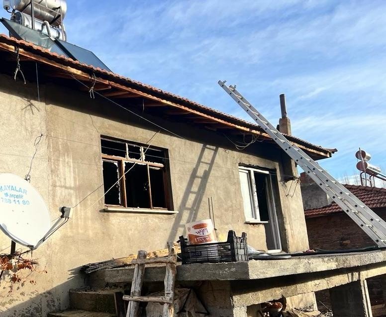 Manisa’da çıkan yangında ev kullanılamaz hale geldi