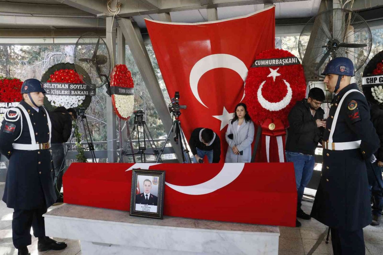 Otobüs kazasında şehit olan Eren Öztürk, Adana’da son yolculuğuna uğurlandı