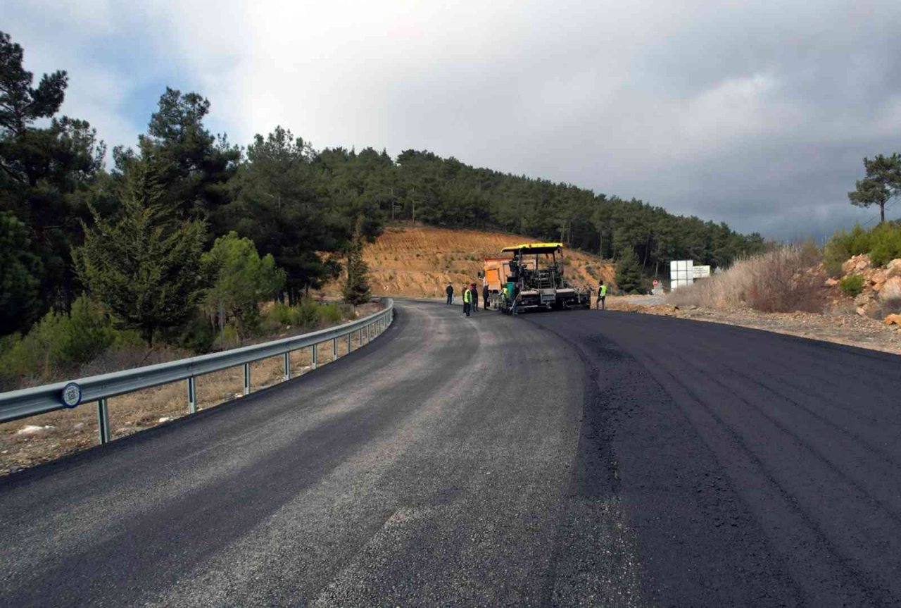 Kavaklıdere’de yol çalışmaları tamamlanıyor