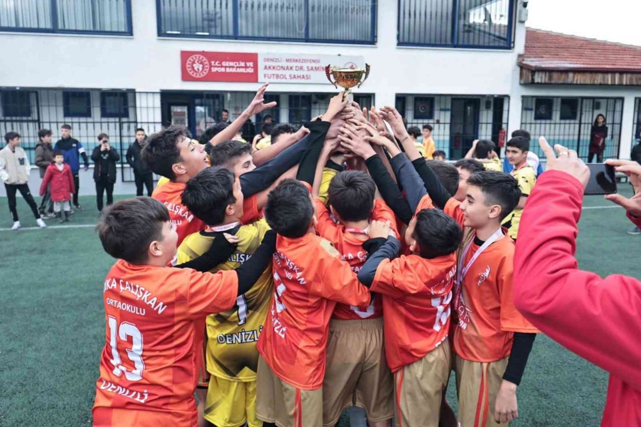 Futbol turnuvasında dereye giren okullar ödüllendirildi