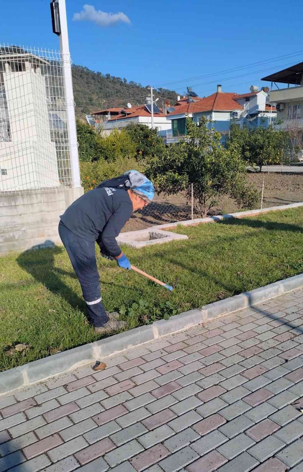 Ortaca’da yeşil alan bakımları devam ediyor