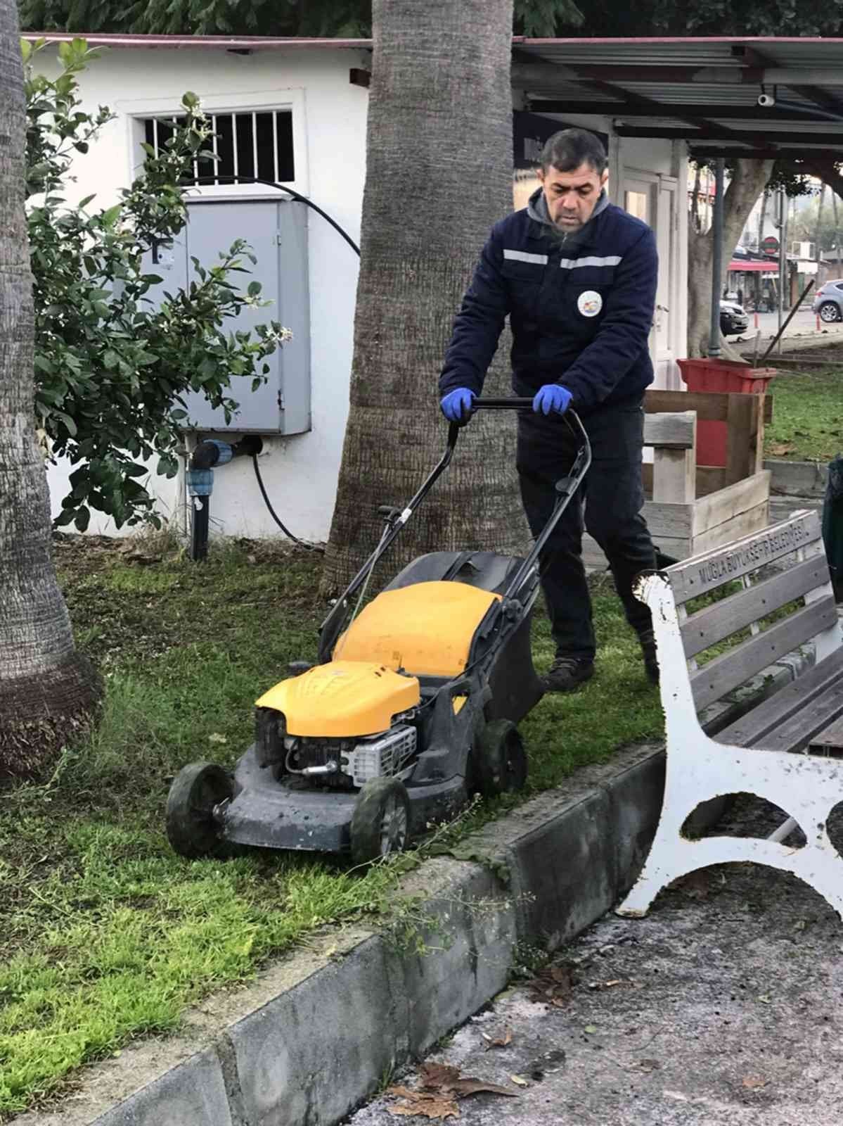 Ortaca’da yeşil alan bakımları devam ediyor