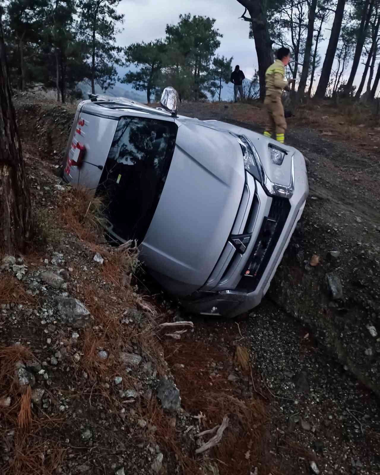 Görevden dönen orman işletmeye ait araç devrildi