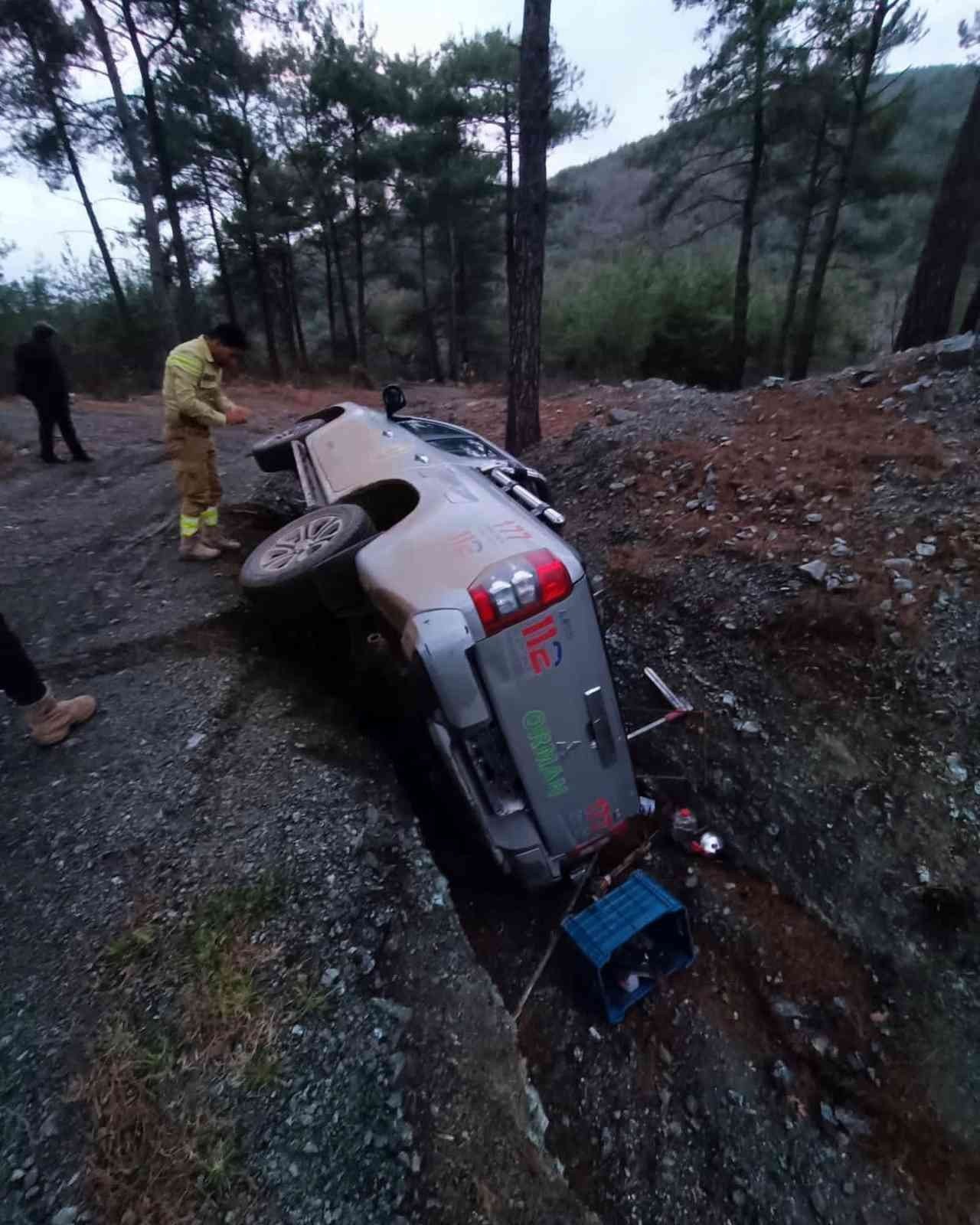 Görevden dönen orman işletmeye ait araç devrildi
