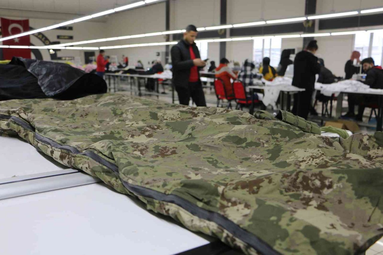 Diyarbakırlı öğrencilerden Ukraynalı askerlere uyku tulumu ihracatı