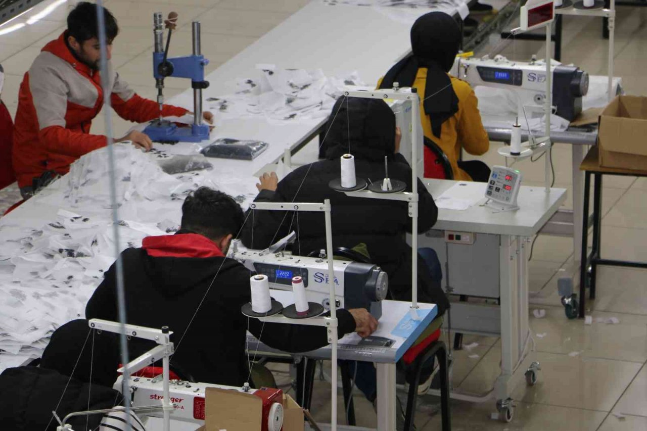 Diyarbakırlı öğrencilerden Ukraynalı askerlere uyku tulumu ihracatı