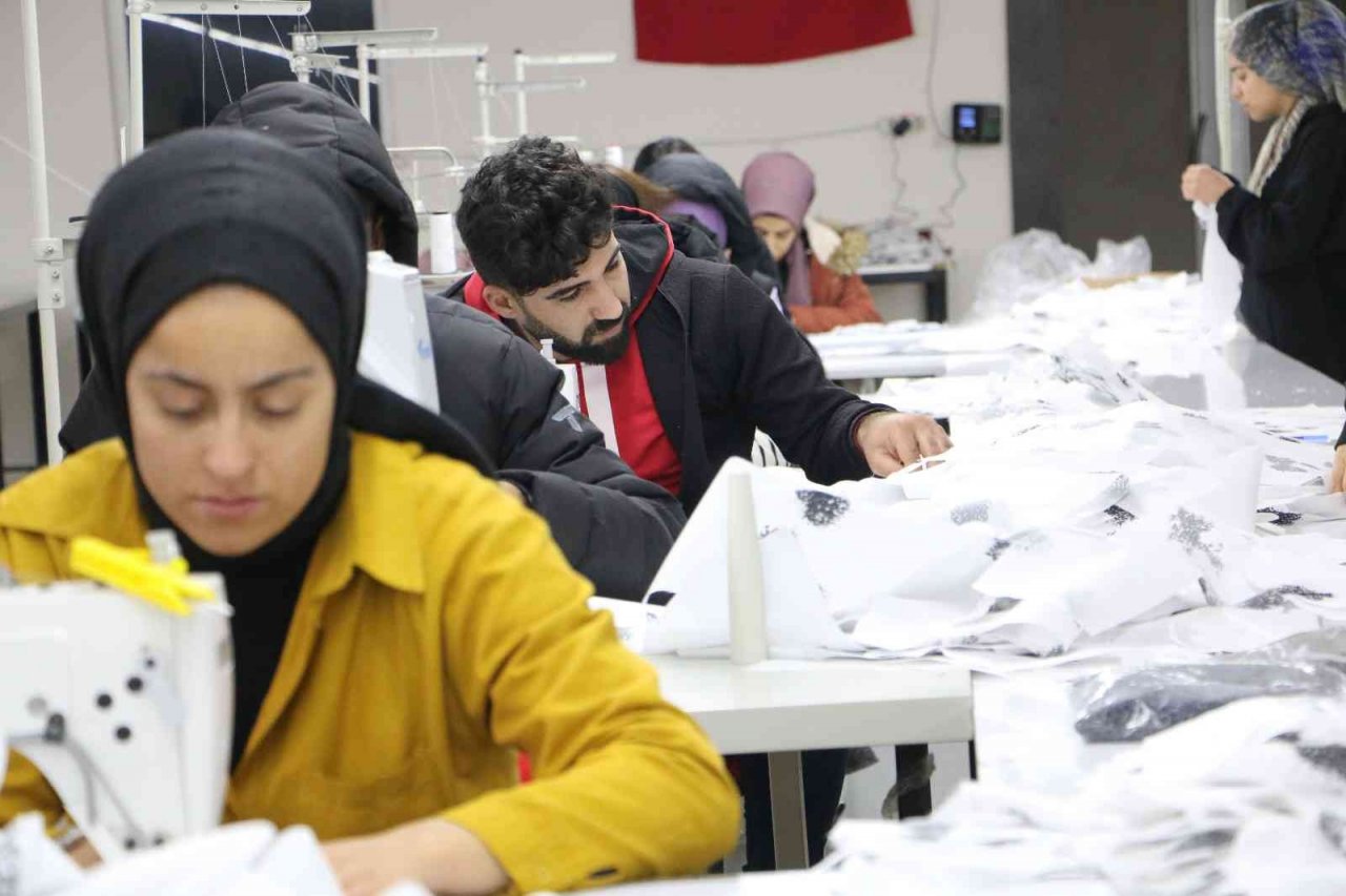 Diyarbakırlı öğrencilerden Ukraynalı askerlere uyku tulumu ihracatı