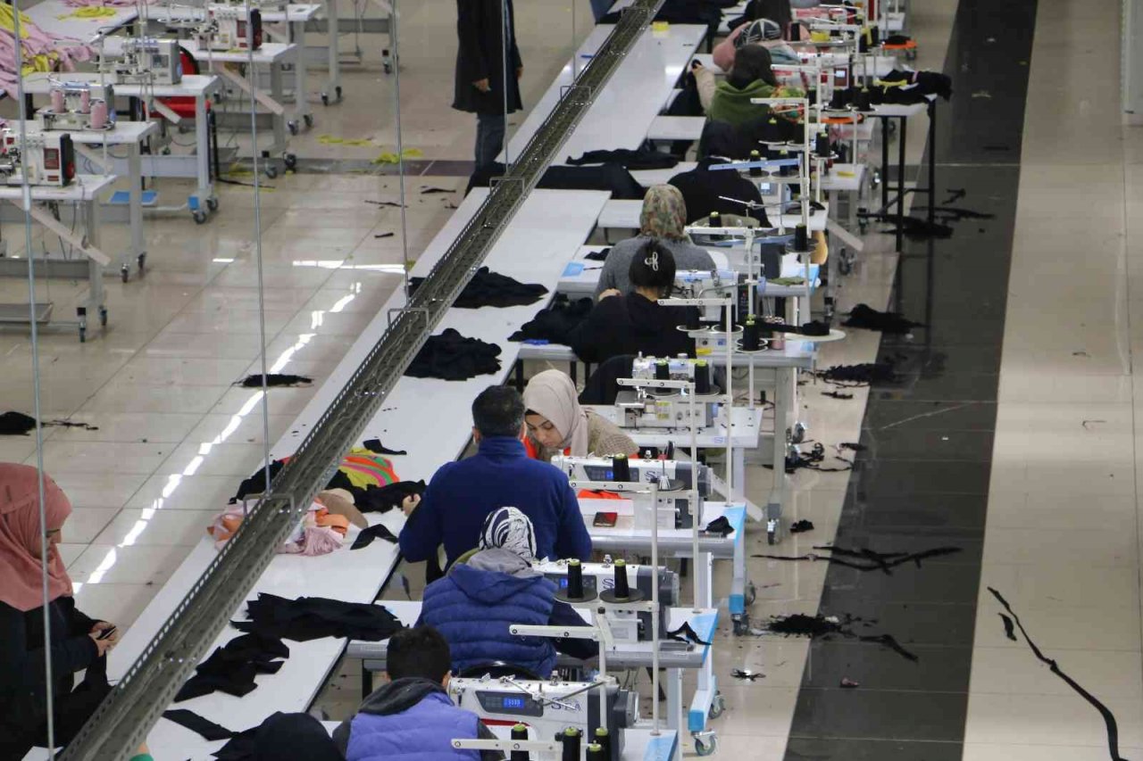 Diyarbakırlı öğrencilerden Ukraynalı askerlere uyku tulumu ihracatı