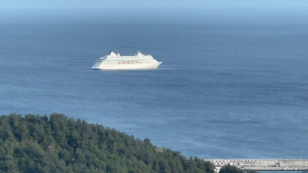 Amasra’ya gelen Rus Kruvaziyer liman usturmaçalarına çarptı