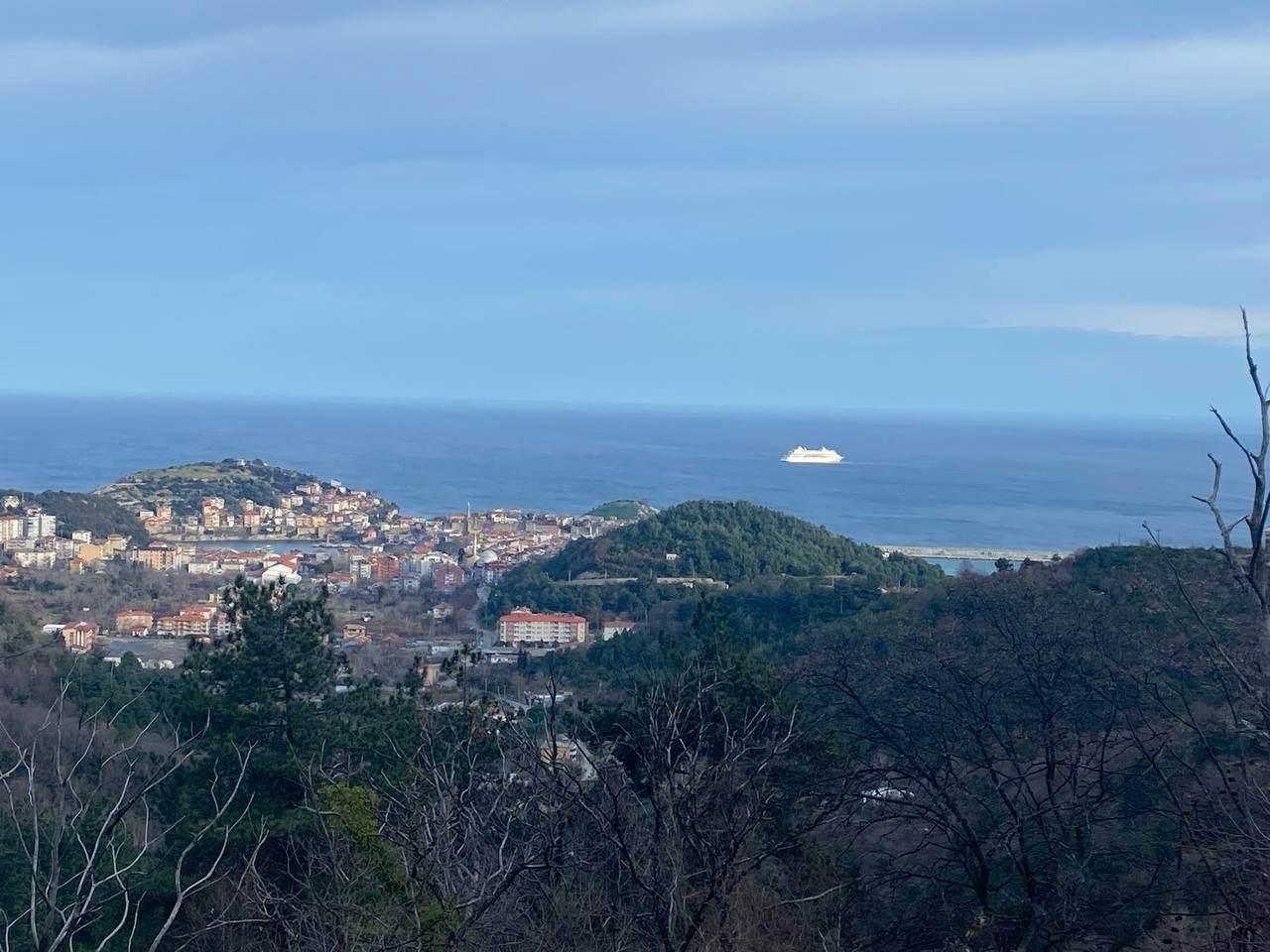 Amasra’ya gelen Rus Kruvaziyer liman usturmaçalarına çarptı