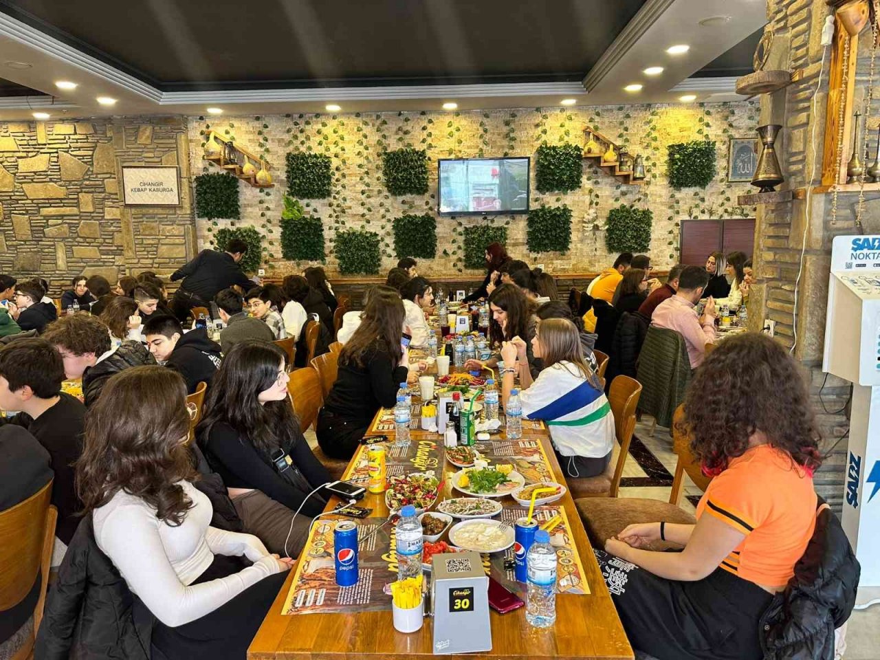 Şehir dışından gelen öğrenciler Adana kebabına hayran kaldı