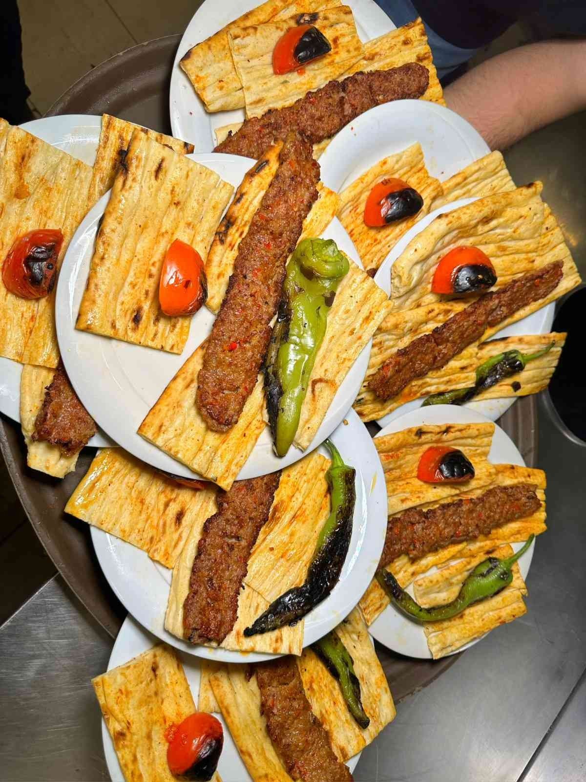 Şehir dışından gelen öğrenciler Adana kebabına hayran kaldı