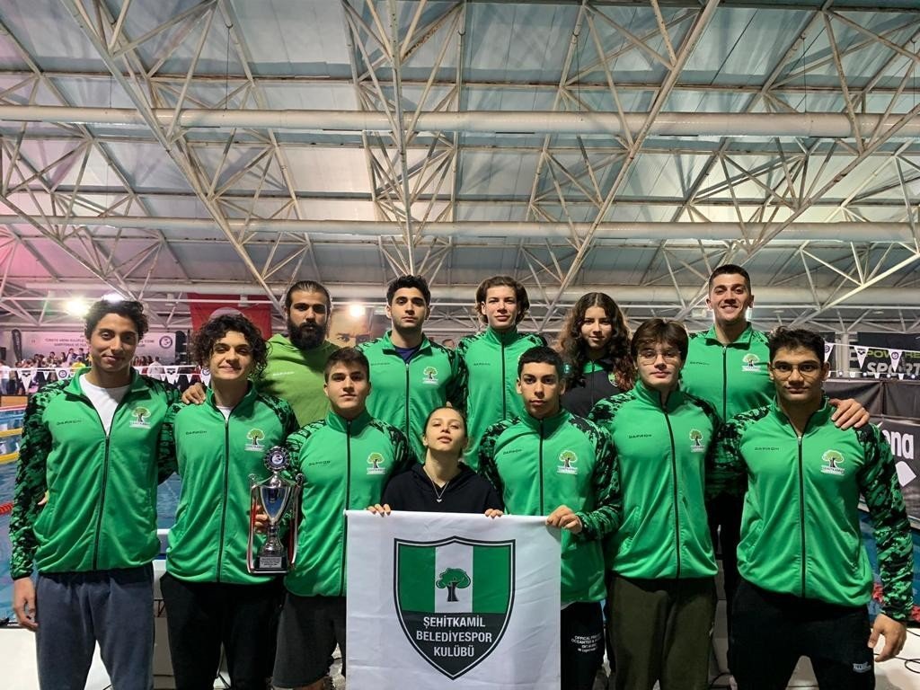 Yüzme branşında Gaziantep’e ilk kez kupa sevinci yaşattılar