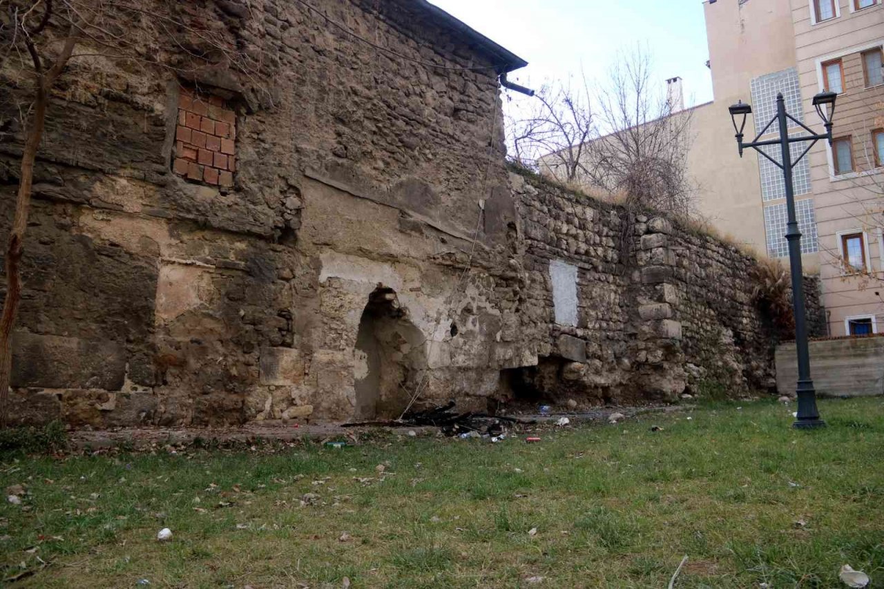 Tarihi hamam yıllara direndi, bürokrasiye yenildi