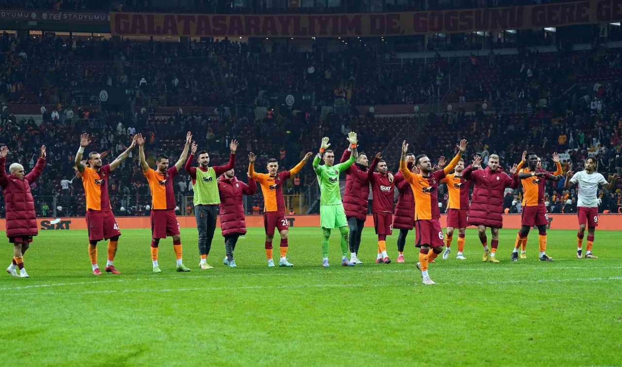 Galatasaray ligin ilk yarısını birçok alanda zirvede tamamladı