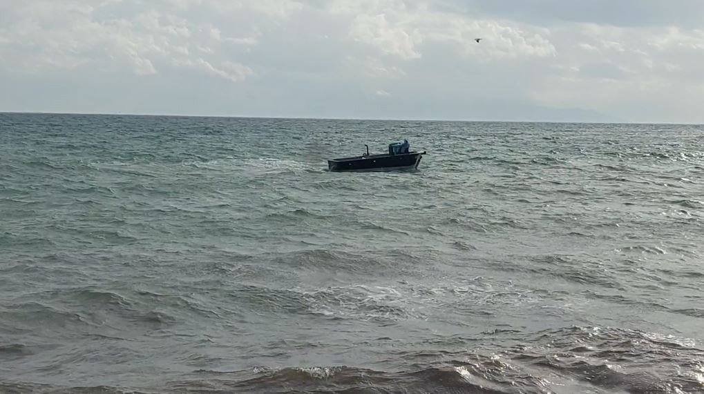 Fırtınada denize açılan teknenin dalgalarla mücadelesi kameraya yansıdı