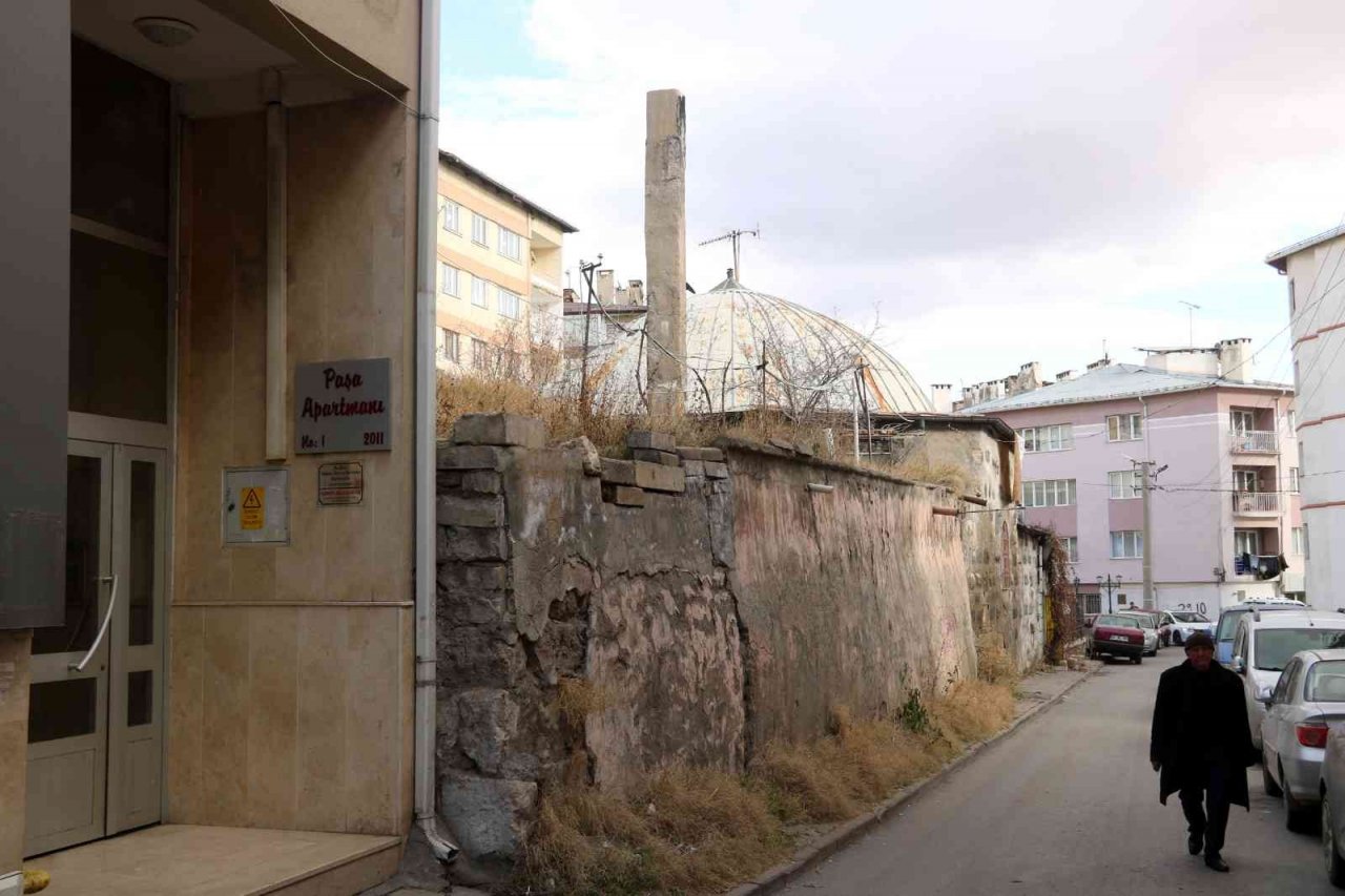 Tarihi hamam yıllara direndi, bürokrasiye yenildi