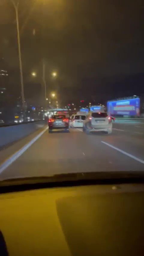 Üsküdar’da trafikteki araçlara aldırmadan yarışan iki araç kamerada