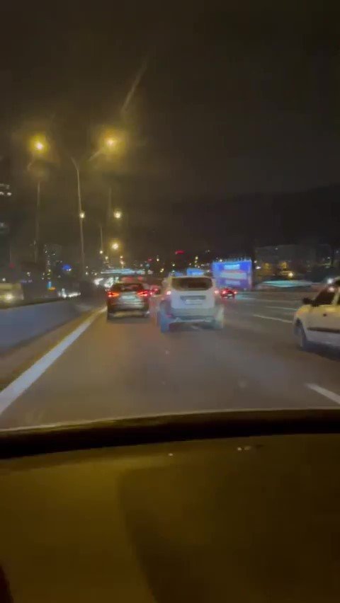 Üsküdar’da trafikteki araçlara aldırmadan yarışan iki araç kamerada