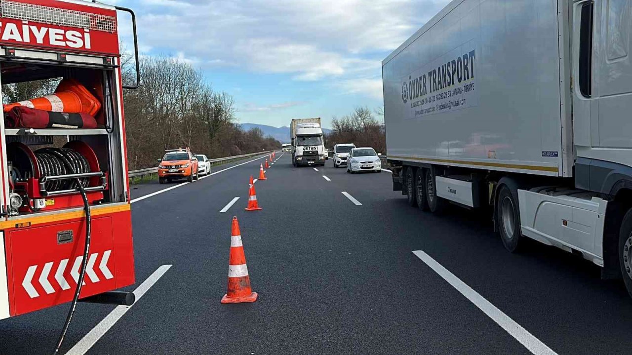 Kamyonun lastikleri tutuşunca otoyol tek şeride düştü