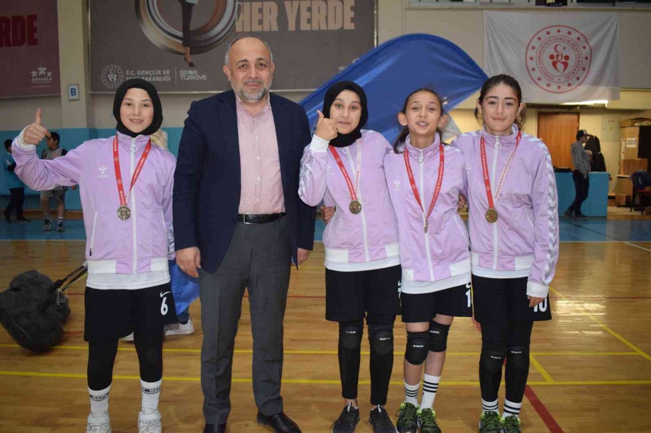 Afyonkarahisar’da okul sporlarında kıyasıya mücadele