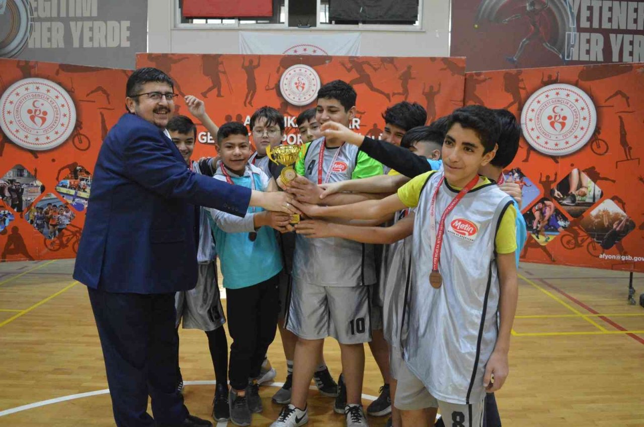 Afyonkarahisar’da okul sporlarında kıyasıya mücadele