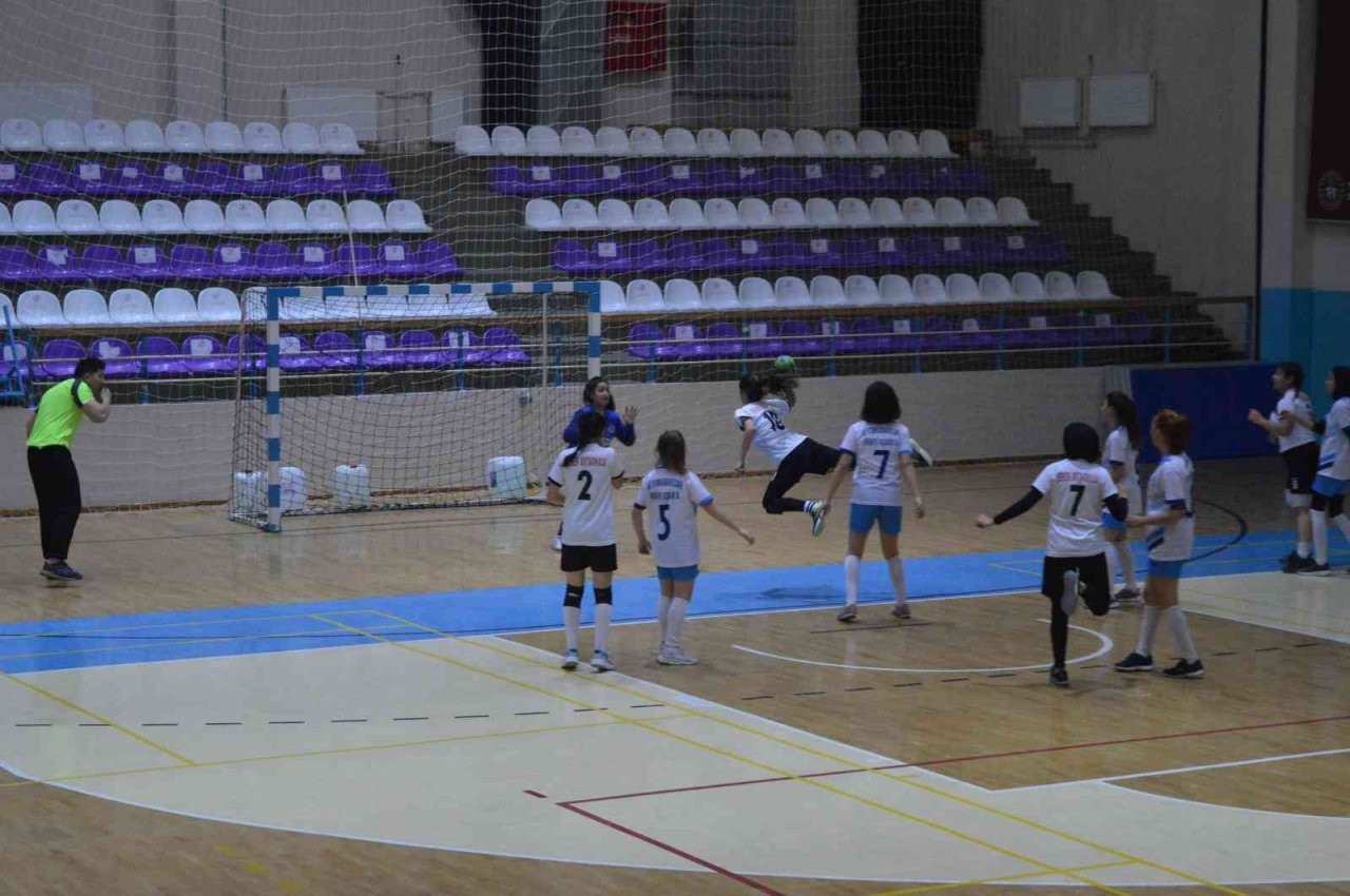 Afyonkarahisar’da okul sporlarında kıyasıya mücadele