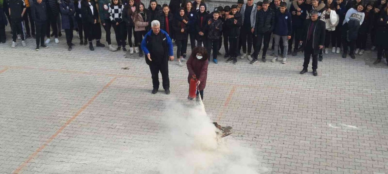Öğretmen ve öğrencilere yangın söndürme tatbikatı