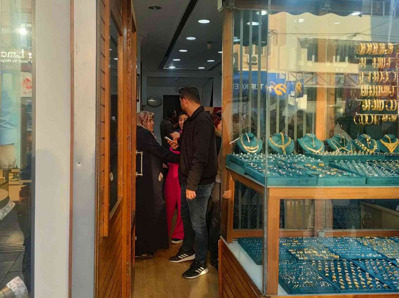 Kayınvalide ve gelinin kuyumcudaki dalgınlığı 40 bin liraya mal oldu