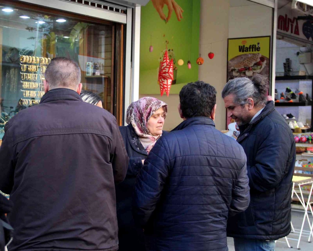 Kayınvalide ve gelinin kuyumcudaki dalgınlığı 40 bin liraya mal oldu