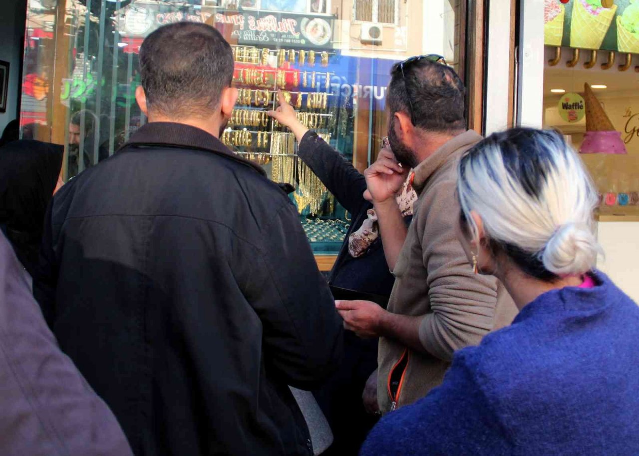 Kayınvalide ve gelinin kuyumcudaki dalgınlığı 40 bin liraya mal oldu