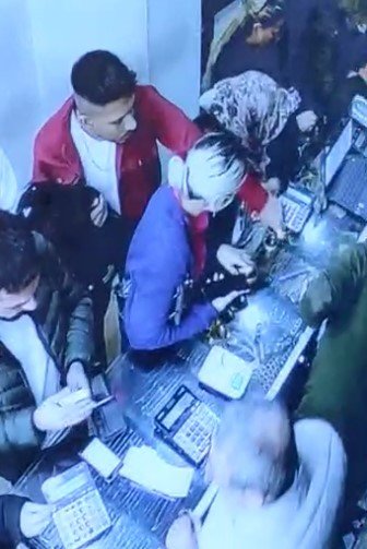 Kayınvalide ve gelinin kuyumcudaki dalgınlığı 40 bin liraya mal oldu