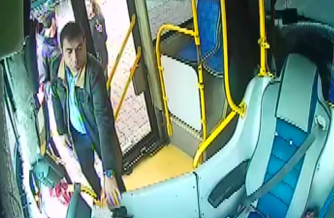 Kendisi ile tartışan yolculara küsen şoförün tepkisi, görenleri kahkahaya boğdu