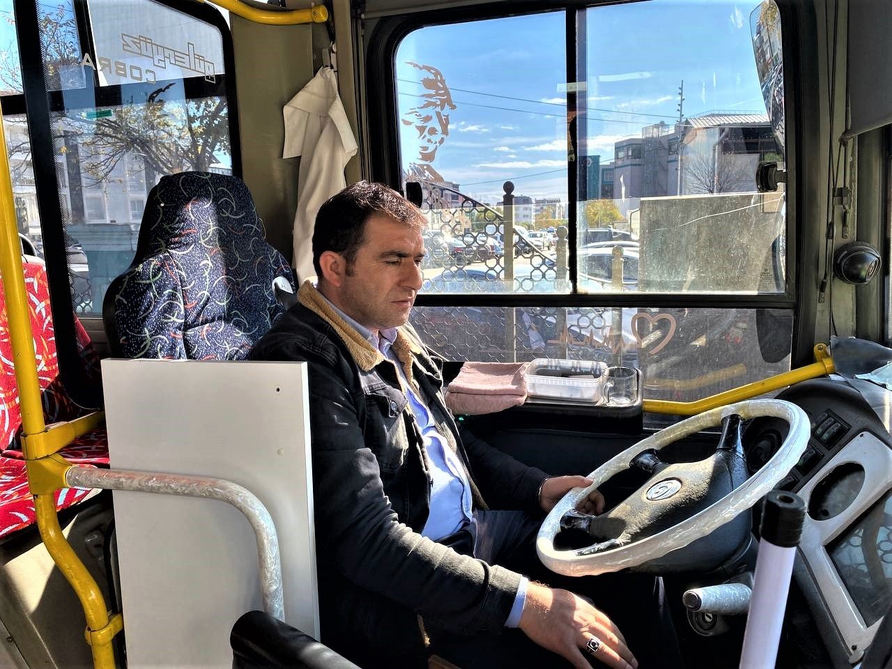 Kendisi ile tartışan yolculara küsen şoförün tepkisi, görenleri kahkahaya boğdu