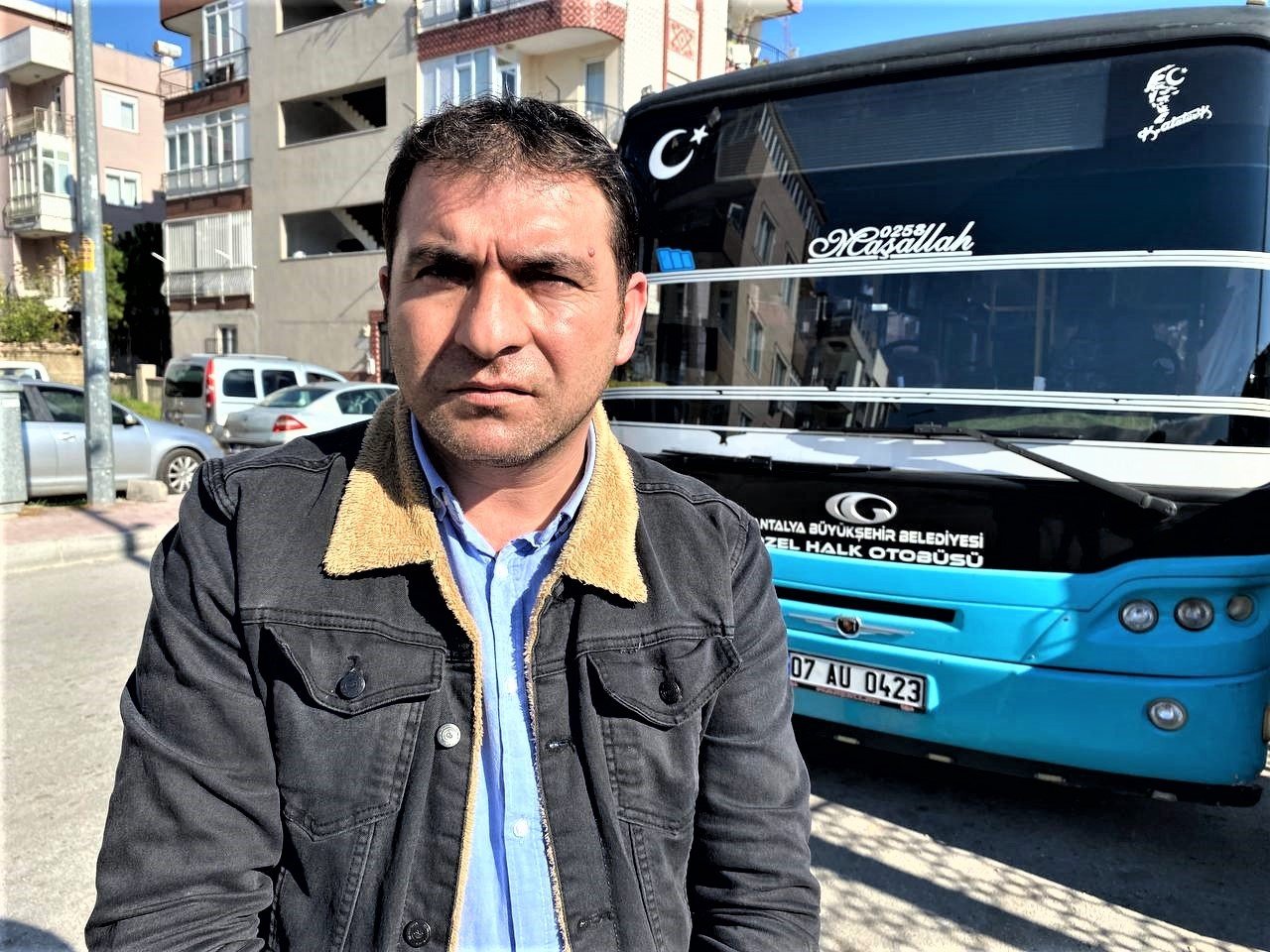 Kendisi ile tartışan yolculara küsen şoförün tepkisi, görenleri kahkahaya boğdu