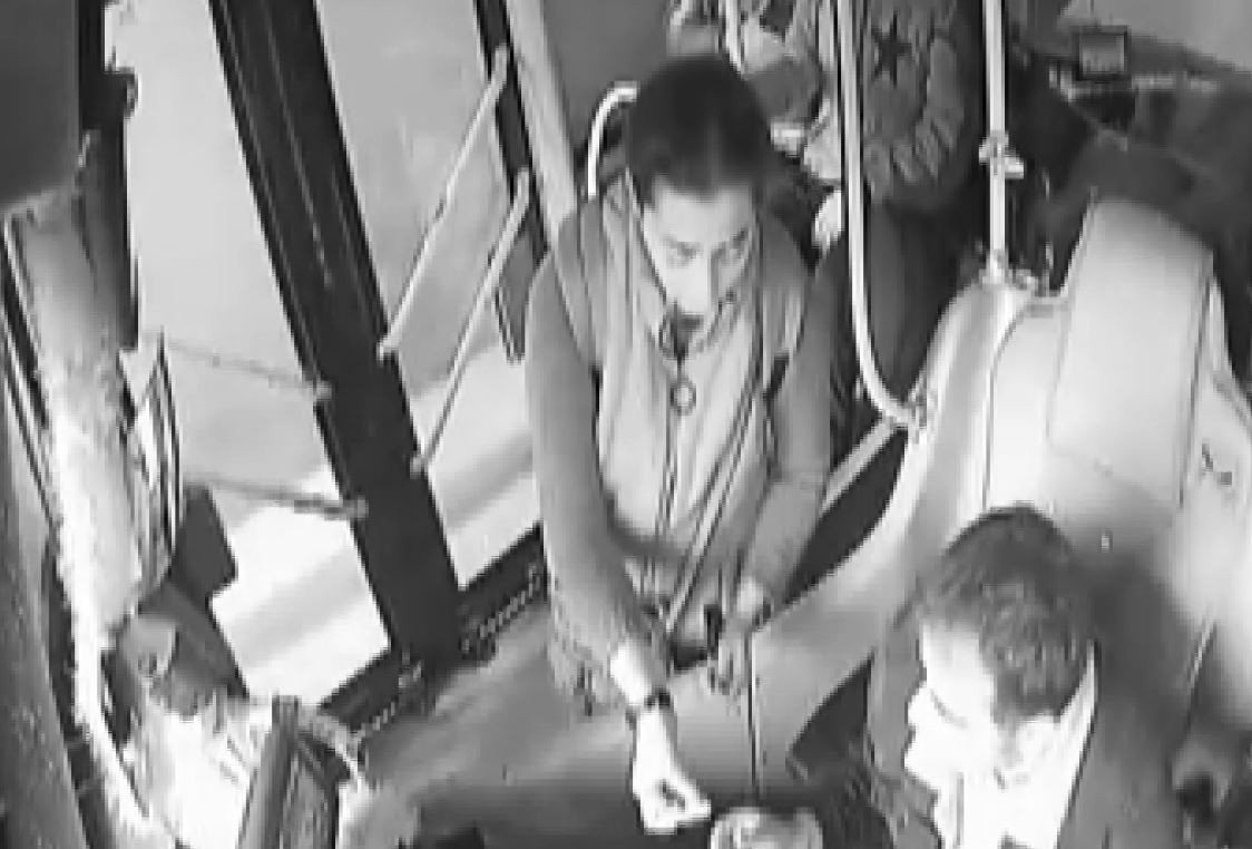 Kendisi ile tartışan yolculara küsen şoförün tepkisi, görenleri kahkahaya boğdu