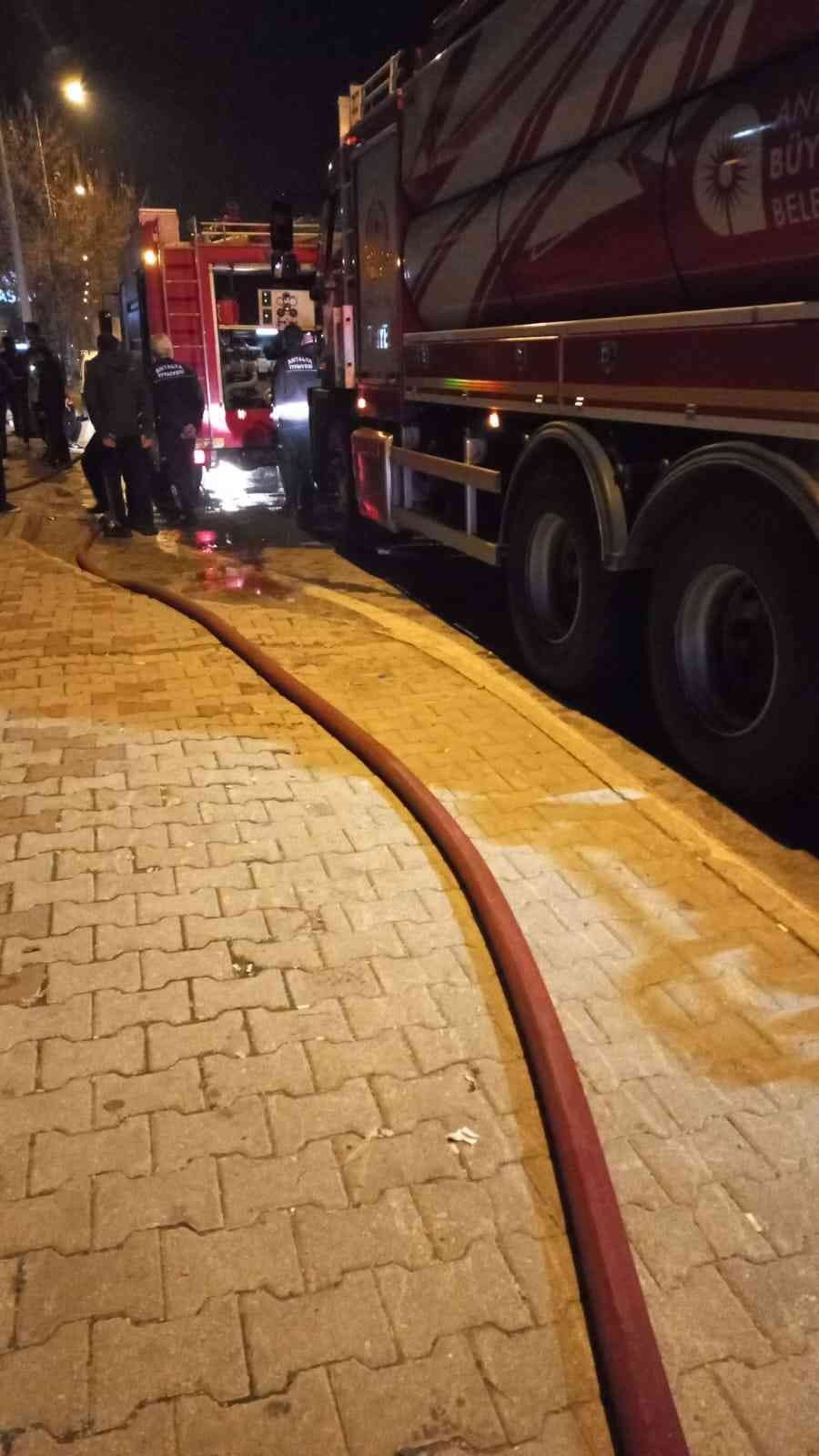 Yabancı uyruklu ailenin yaşadığı gecekondu yangında alev topuna döndü