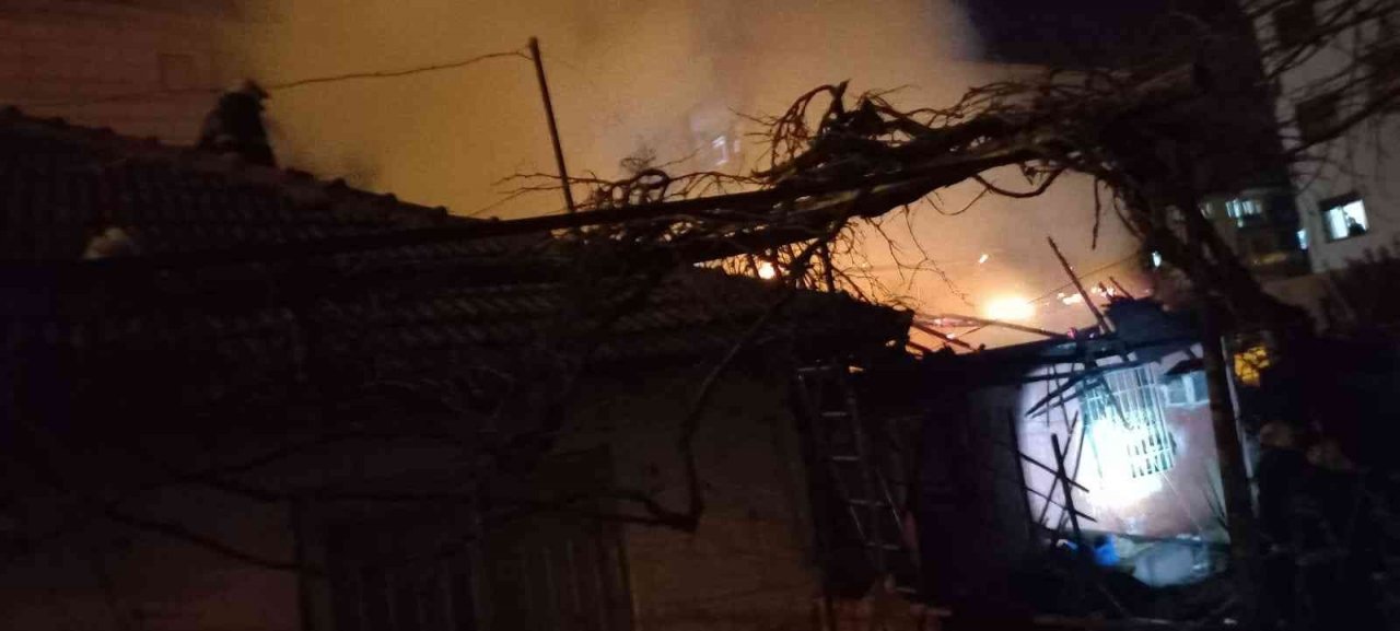 Yabancı uyruklu ailenin yaşadığı gecekondu yangında alev topuna döndü