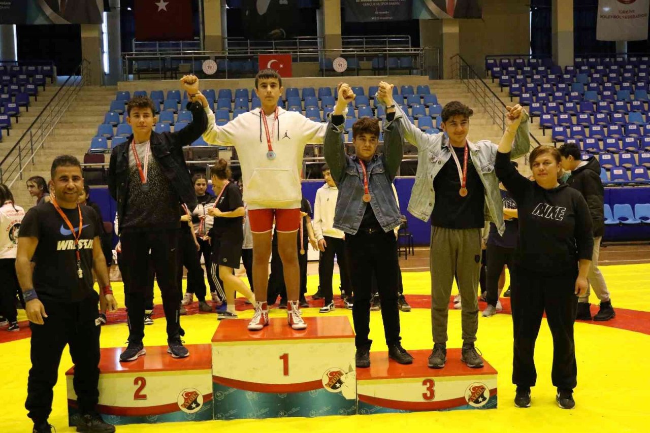 Genç güreşçiler Aydın’ı temsil etmek için mindere çıktı