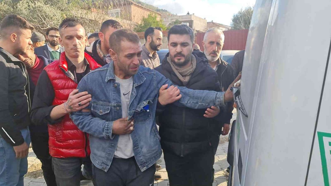 Eşi ve çocuklarına son kez dokunan acılı baba yürekleri dağladı