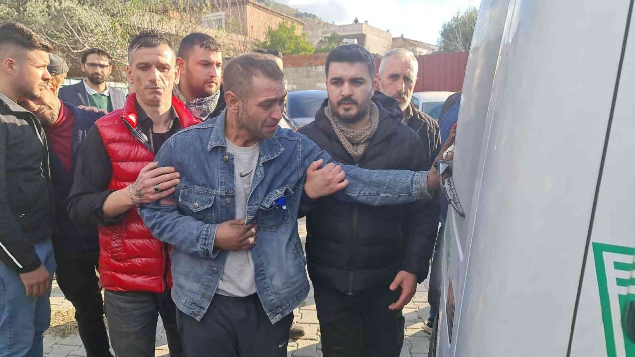 Eşi ve çocuklarına son kez dokunan acılı baba yürekleri dağladı