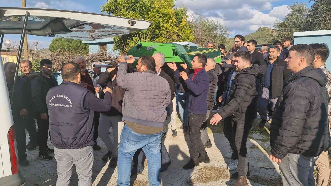 Eşi ve çocuklarına son kez dokunan acılı baba yürekleri dağladı