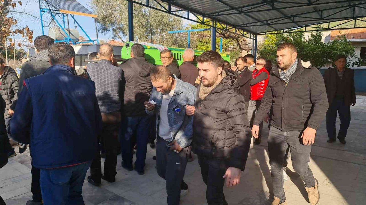 Eşi ve çocuklarına son kez dokunan acılı baba yürekleri dağladı