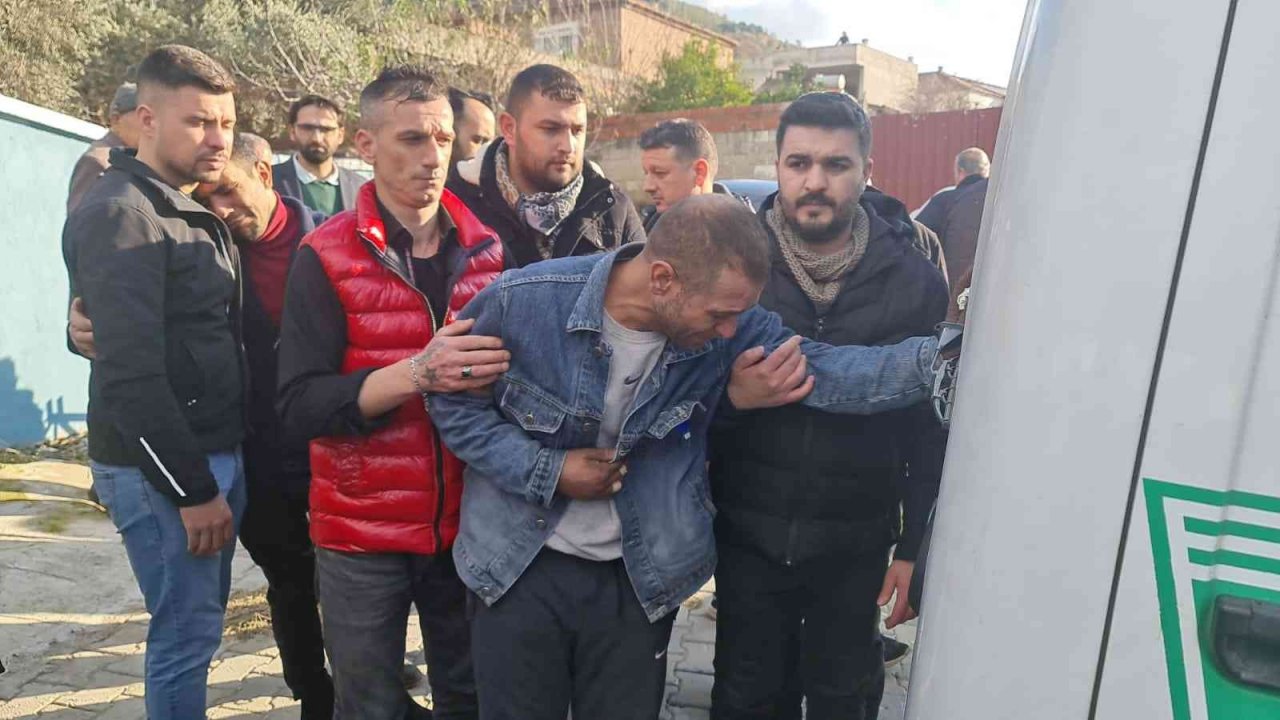 Eşi ve çocuklarına son kez dokunan acılı baba yürekleri dağladı