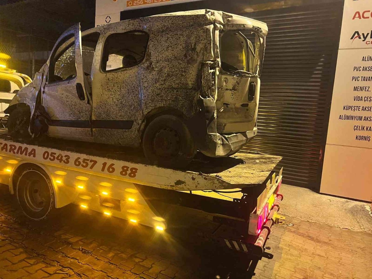 Ticari araç işyerine daldı, ortalık savaş alanına döndü