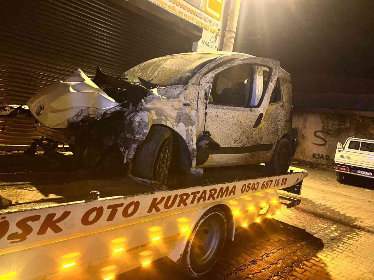 Ticari araç işyerine daldı, ortalık savaş alanına döndü