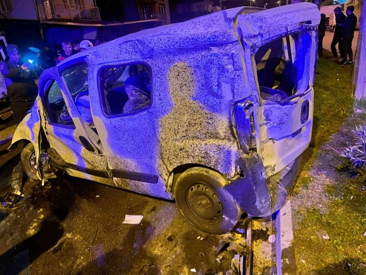 Ticari araç işyerine daldı, ortalık savaş alanına döndü