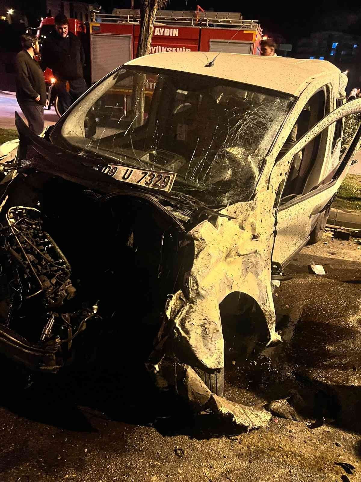 Ticari araç işyerine daldı, ortalık savaş alanına döndü