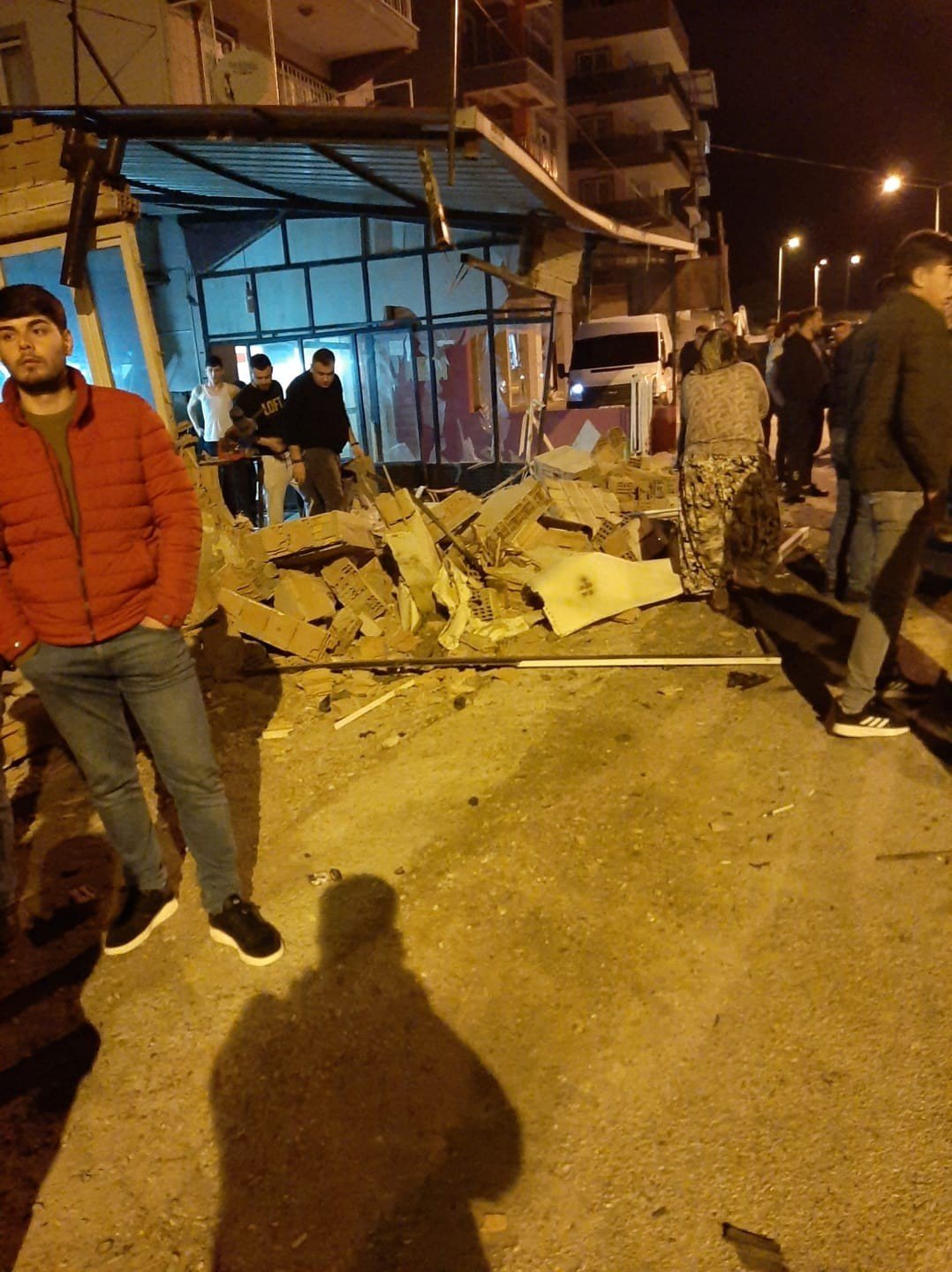 Ticari araç işyerine daldı, ortalık savaş alanına döndü